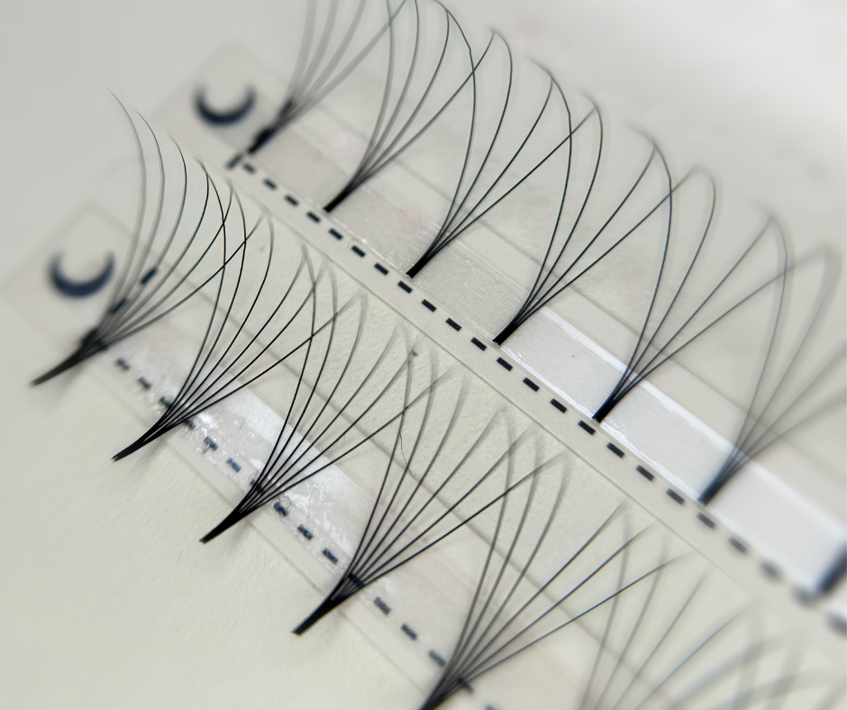 Pose d'extensions de cils par une lash tech avec les produits Maison Moon. Bouquets préfaits 6D et 4D