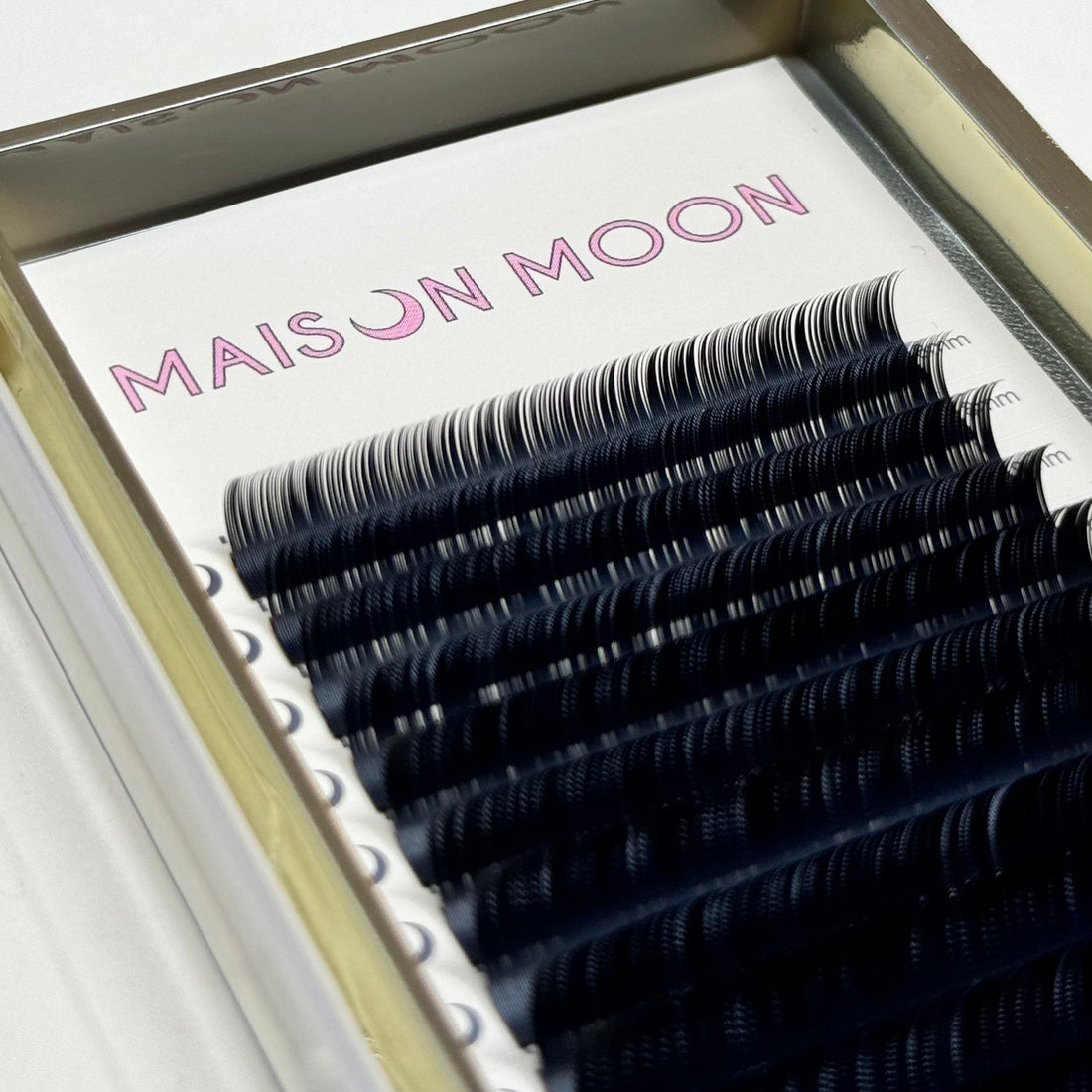Pose d'extensions de cils par une lash tech avec les produits Maison Moon. Cils à cils noir 