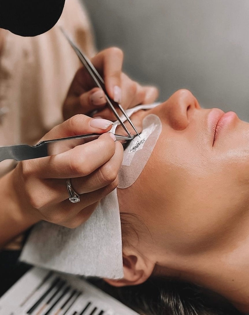 Pose d'extensions de cils d'une lash tech avec les produits Maison Moon