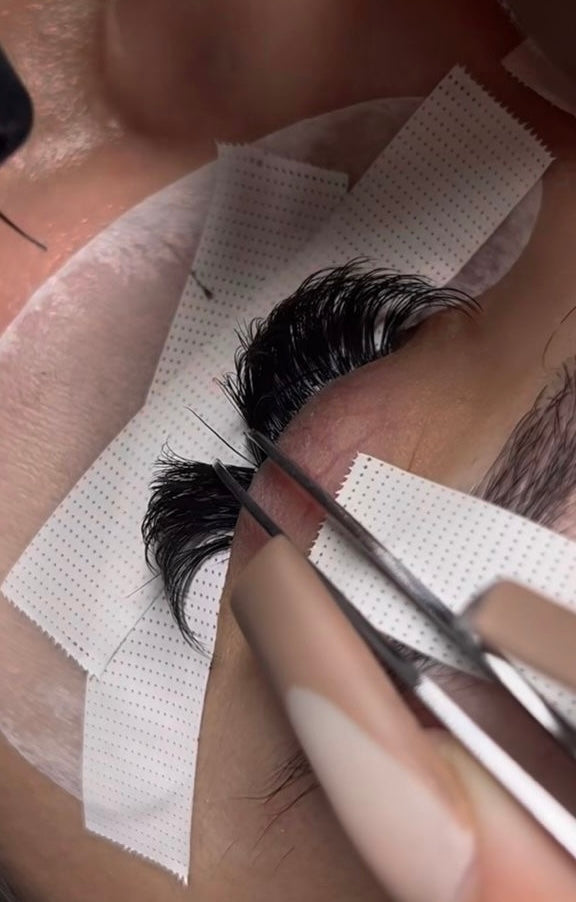 Pose d'extensions de cils par une lash tech avec les produits Maison Moon. L'isolation avec les pinces et les patch sont important pour les cils profesionnels