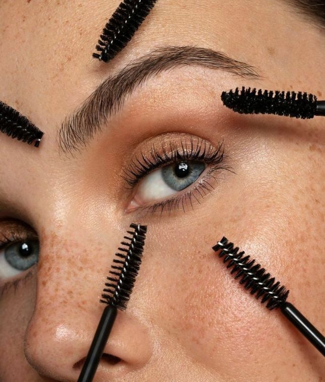 Pose d'extensions de cils par une lash tech avec les produits Maison Moon. brosse noir à cils profesionnel