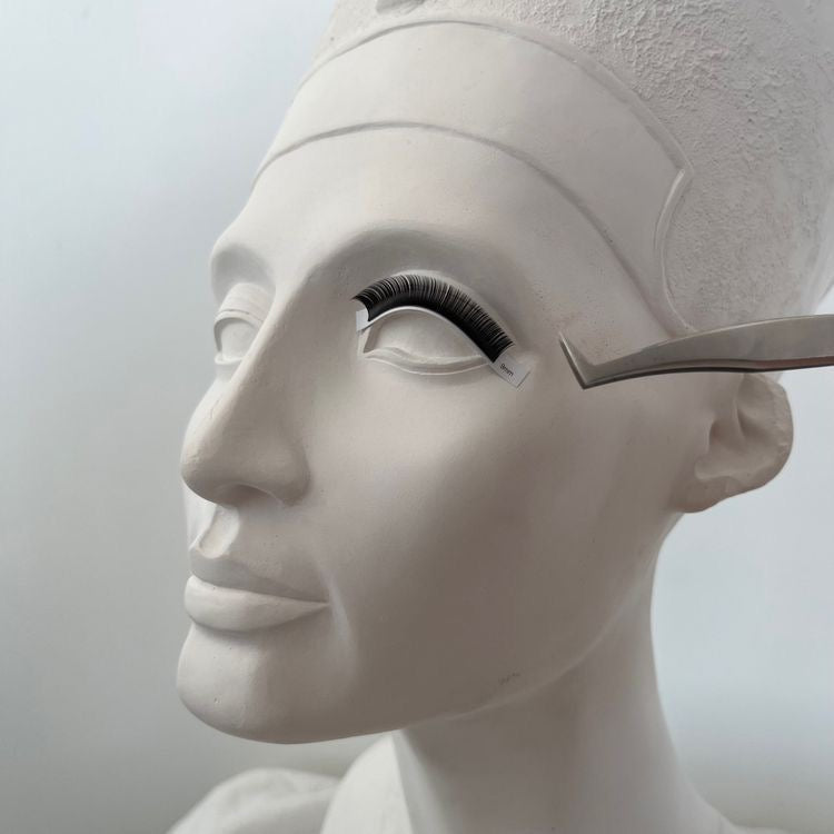 Pose d'extensions de cils par une lash tech avec les produits Maison Moon