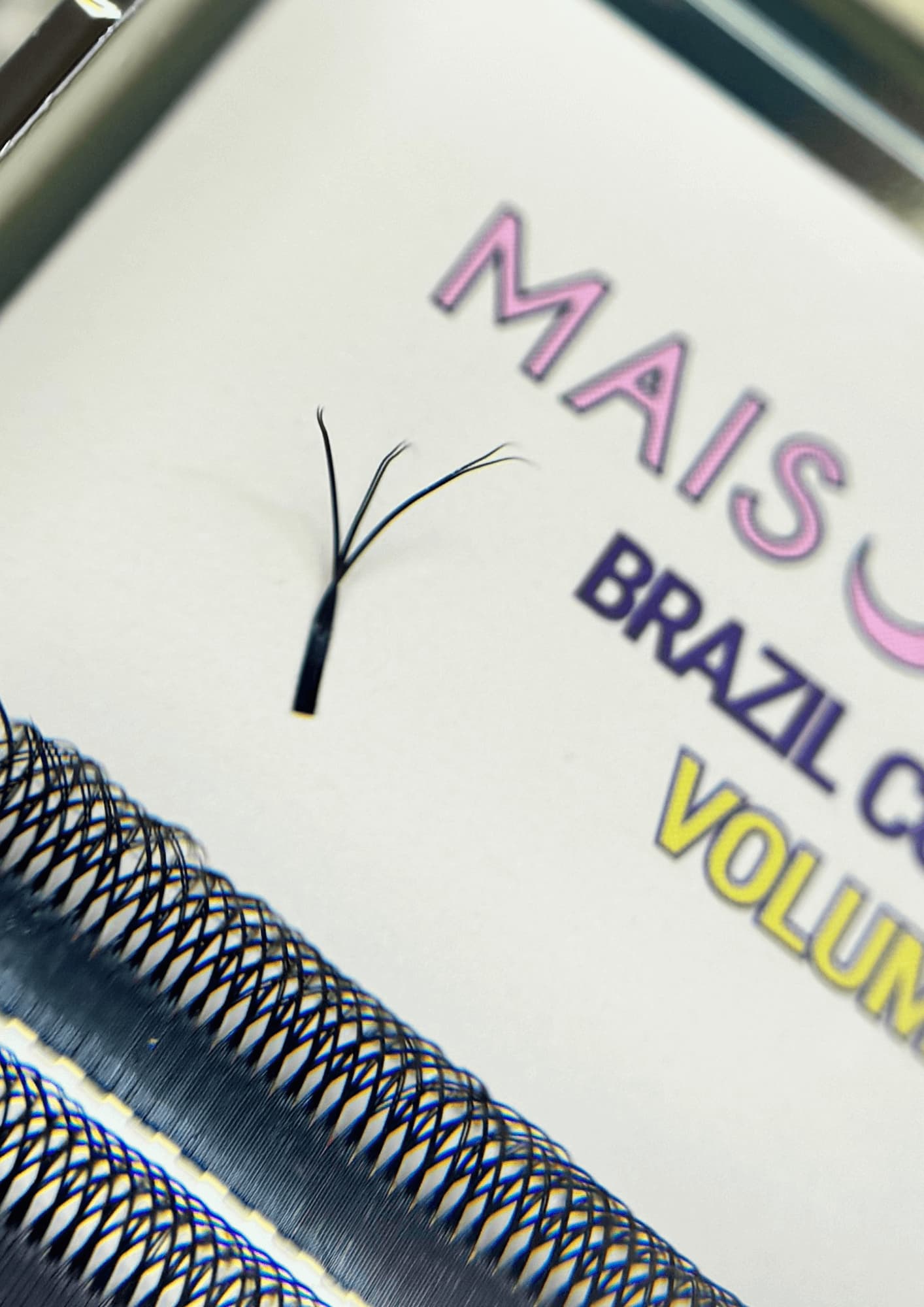 Cils en bouquets W 3D, volume léger et base plate pour une pose rapide ou 6D W effet intense et rentable pour techniciennes de cils. Pour volume brésilien extensions de cils