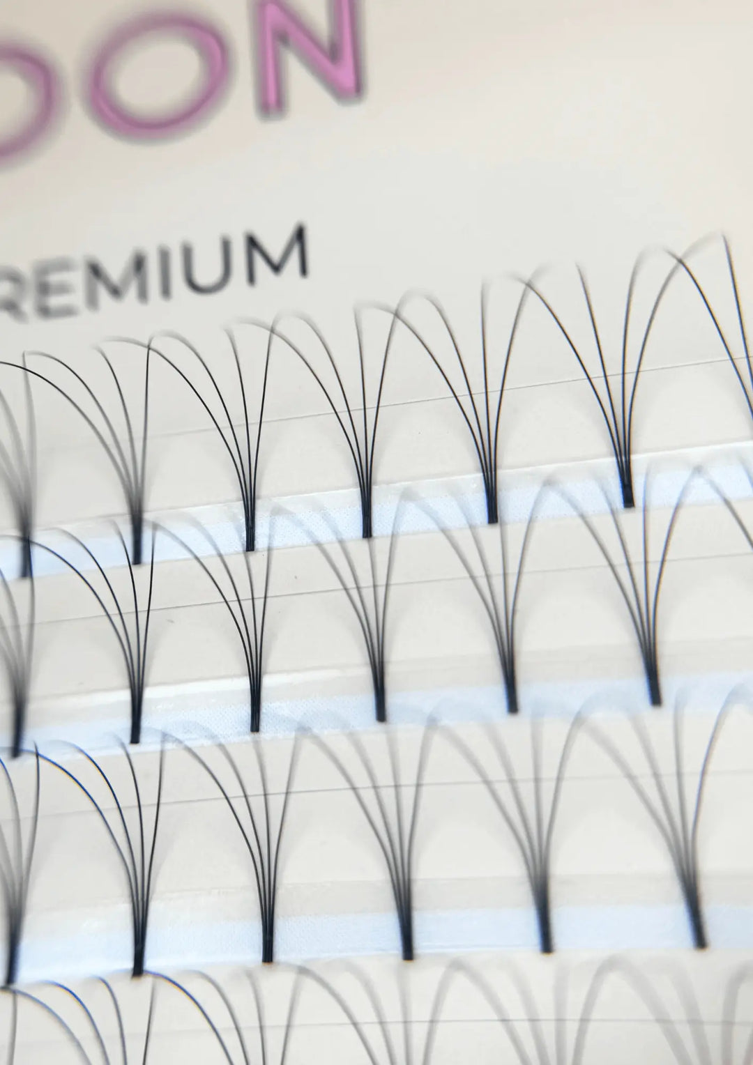 Bouquets extensions de cils 4D pour un résultat naturels aéré, en fibre PBT, résistant et termocollés à utilisé par les techniciennes de cils, résistant facile à tarvailler, bonne excellente qualité de marque d'extensions de cils Maison Moon