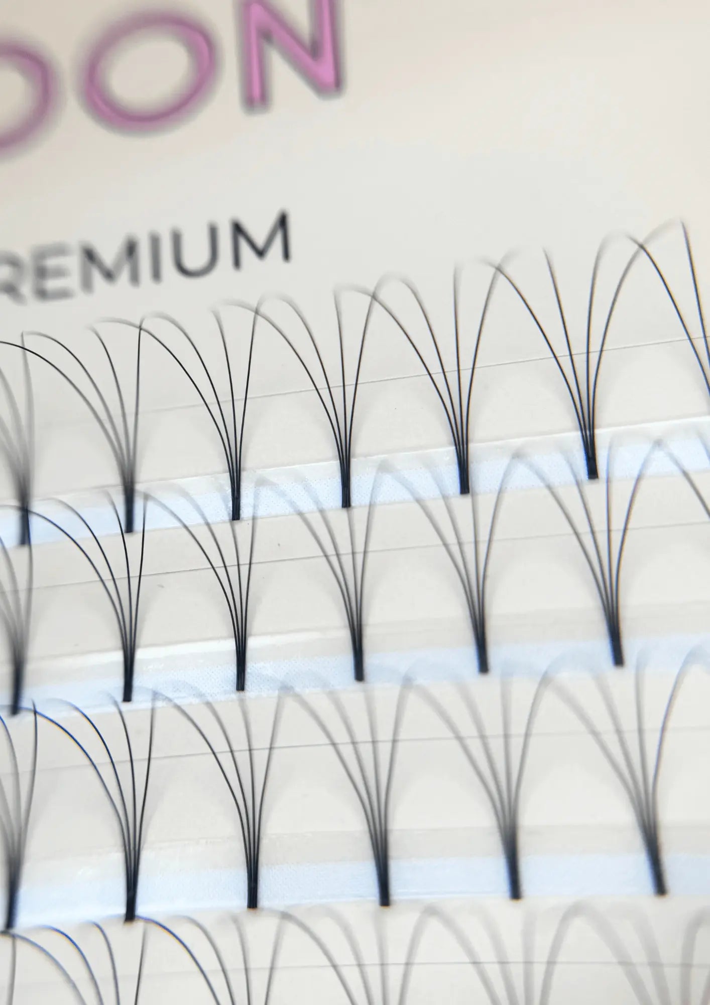 Bouquets extensions de cils 4D pour un résultat naturels aéré, en fibre PBT, résistant et termocollés à utilisé par les techniciennes de cils, résistant facile à tarvailler, bonne excellente qualité de marque d'extensions de cils Maison Moon