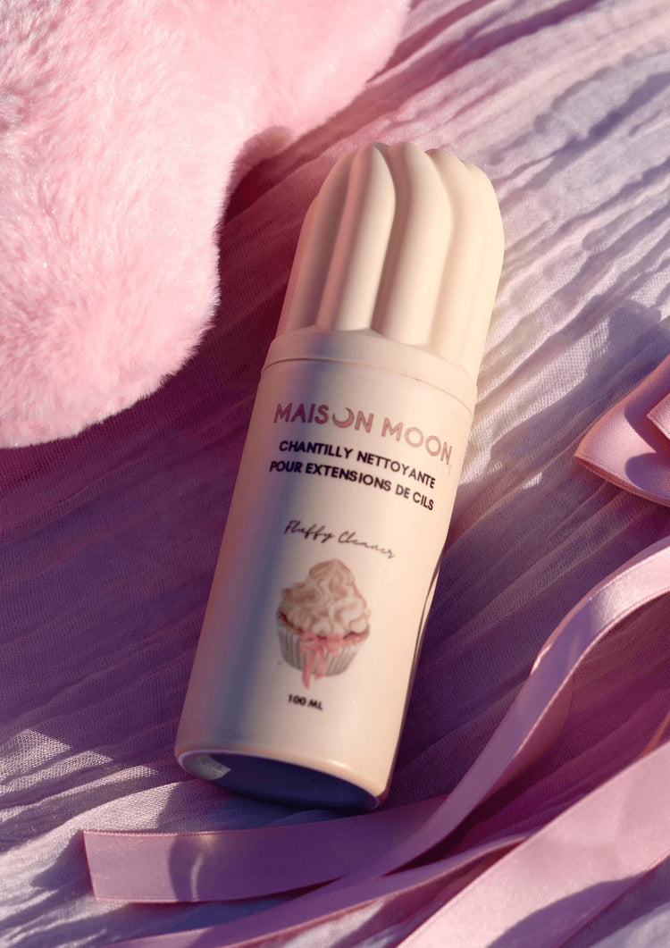 Chantilly gourmande et féminine, odeur irrésistible, conçu pour nettoyer les extensions de cils avec une texture qui ne coule pas, ferme, sent bon, odeur cupcake fraise Maison Moon