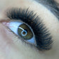 Résultat d'une pose d'extension de cils réalisé par une technicienne de cils fourni volume bonne tenue, marque professionnelle Maison Moon