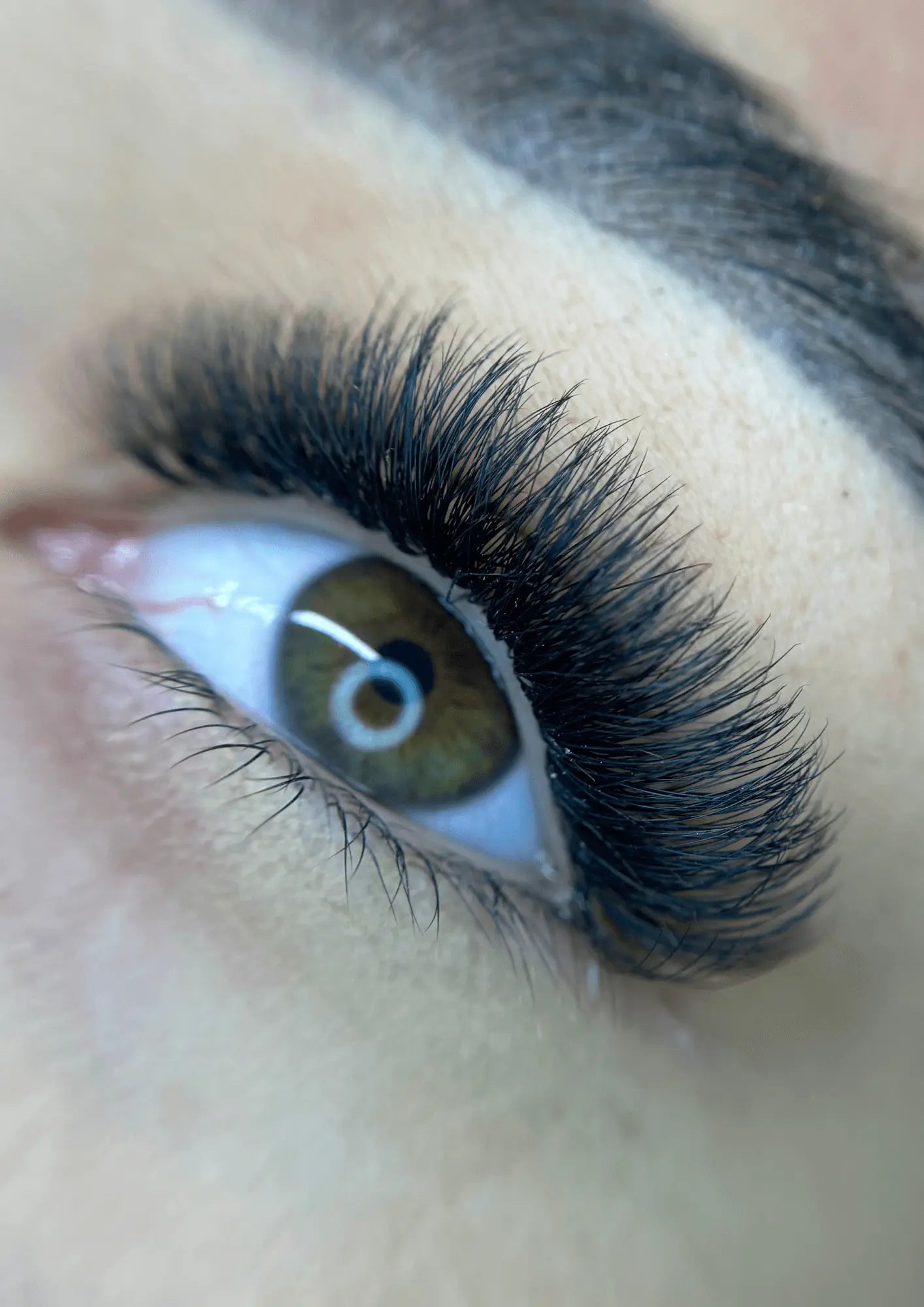 Résultat d'une pose d'extension de cils réalisé par une technicienne de cils fourni volume bonne tenue, marque professionnelle Maison Moon